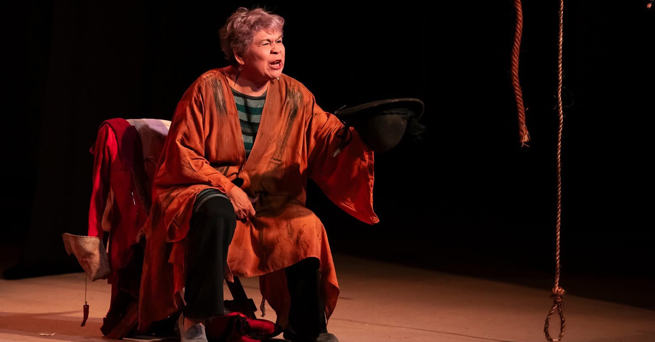 Un personaje de la obra 'Inventario de pérdidas' en el escenario